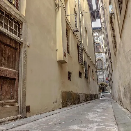 Monnalisa Tra Pitti E Ponte Vecchio