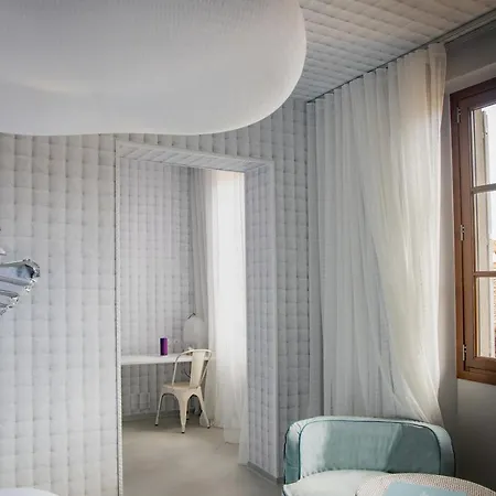 25hours Piazza San Paolino 4*