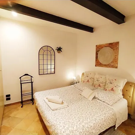 Nadia's Lovely - With Private Garden And Jacuzzi Apartment Florenz