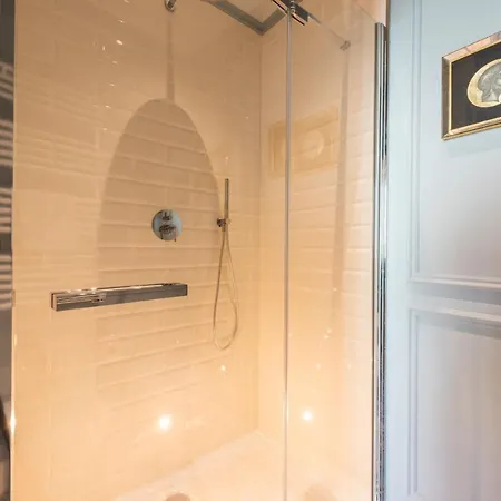 Dimora San Frediano, Oltrarno's Gem With Patio Apartment *