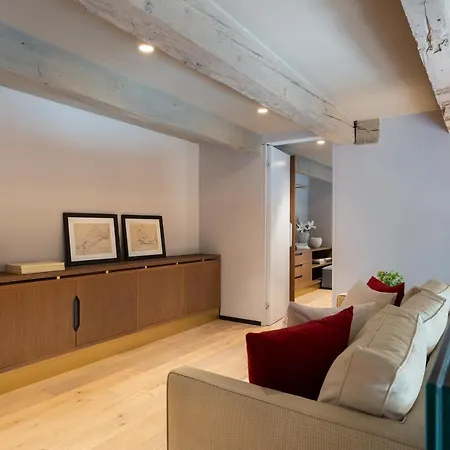 Arts & Crafts Apartment *