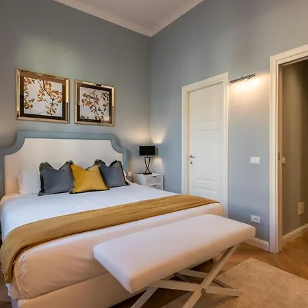Dimora San Frediano, Oltrarno's Gem With Patio Apartment *