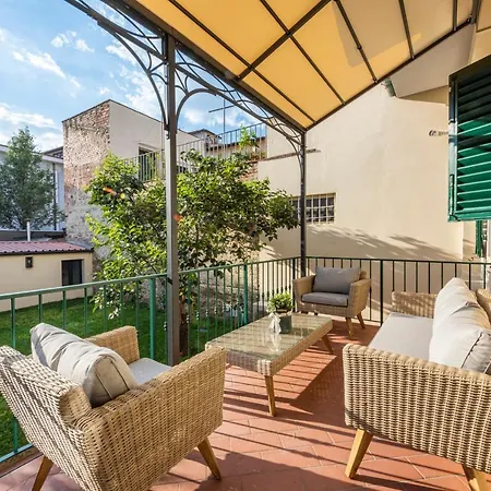 Dimora San Frediano, Oltrarno's Gem With Patio Apartment *