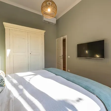 Dimora San Frediano, Oltrarno's Gem With Patio Apartment *