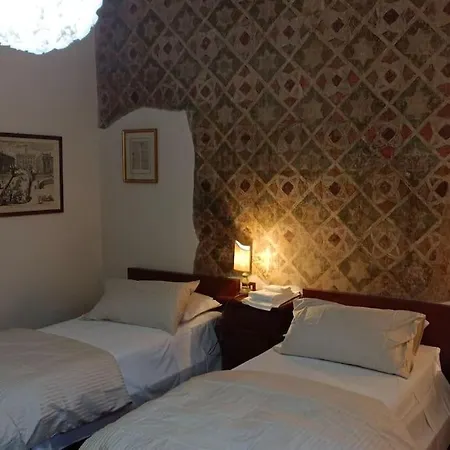 Rosso Fiorentino Apartment