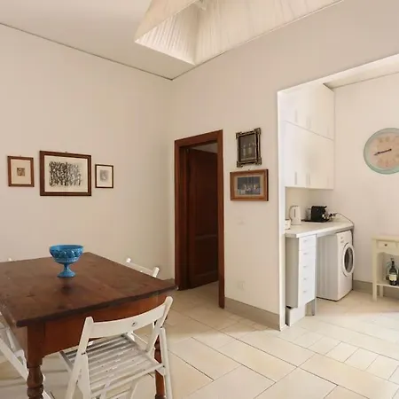 Belle Donne Historical - Center Daire