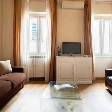 Modern, Bright Near Boboli Gardens & Santo Spirito - Homeunity Apartment Florence