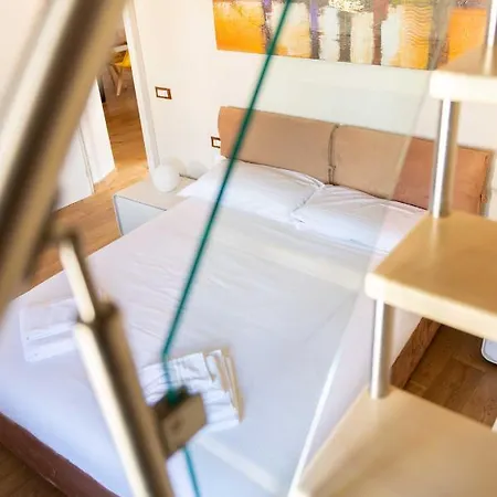 Modern, Bright Near Boboli Gardens & Santo Spirito - Homeunity