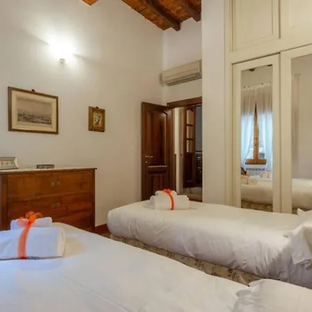 Elegant Ramaglianti Flat -santo Spirito District Apartment Florence