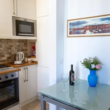 Apartment Red House -