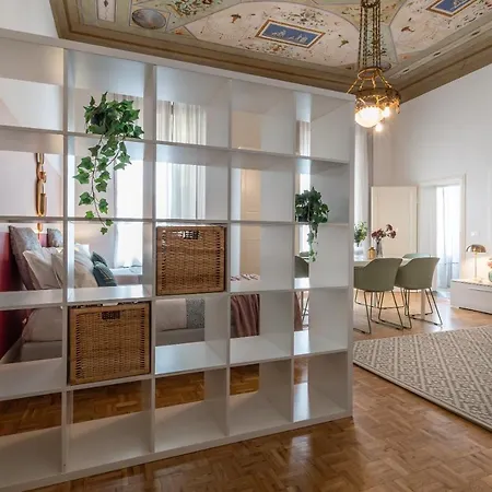 Wine Pinot Apartment