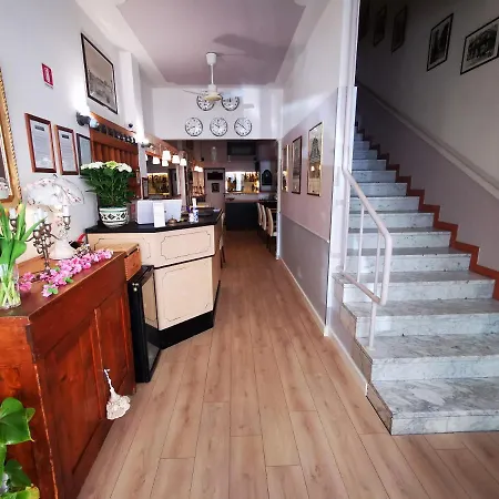 Balcony מלון