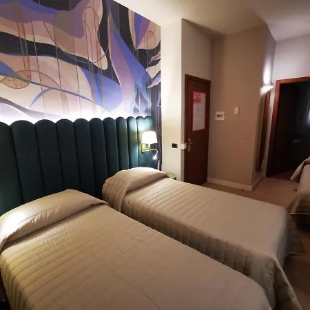 מלון Balcony 3*