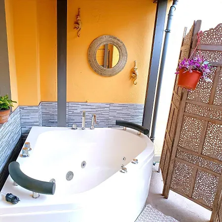 Nadia's Lovely - With Private Garden And Jacuzzi Apartment Florenz