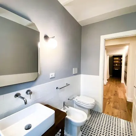 New Stylish 3-room On Lungarno Apartment