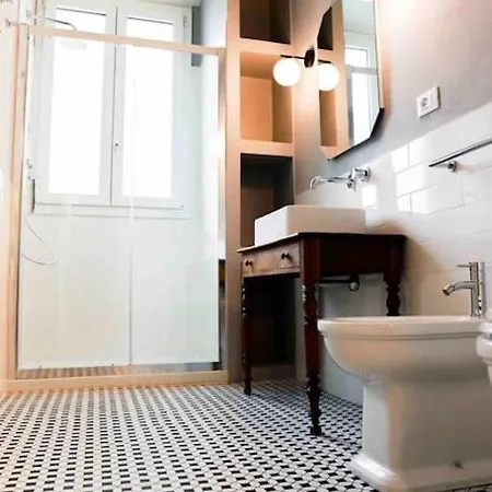 New Stylish 3-room On Lungarno Apartment Florence