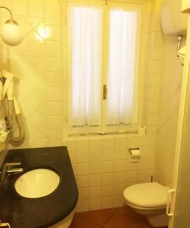 מלון Balcony 3*