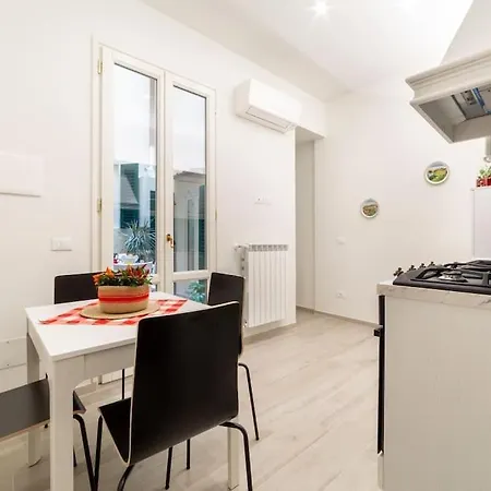 Casa Lorenzo With A Quiet Tiny Patio Διαμέρισμα *