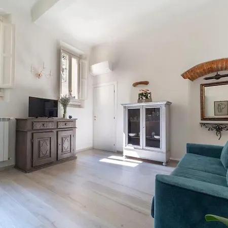 Casa Lorenzo With A Quiet Tiny Patio Appartamento