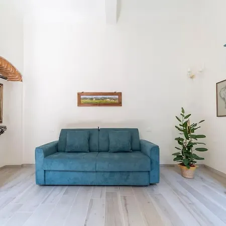 Casa Lorenzo With A Quiet Tiny Patio