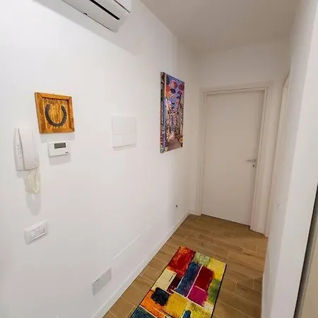 Apartment Bravo Horse Modern In Florence