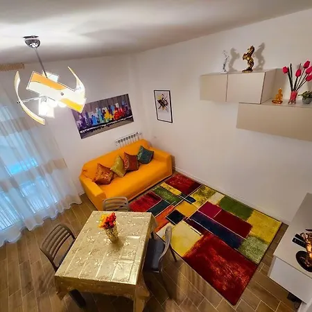 Bravo Horse Modern In Apartment Florence