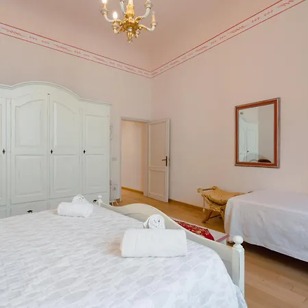 Ghibellina Elegant With 4 Bedrooms Apartment Florence