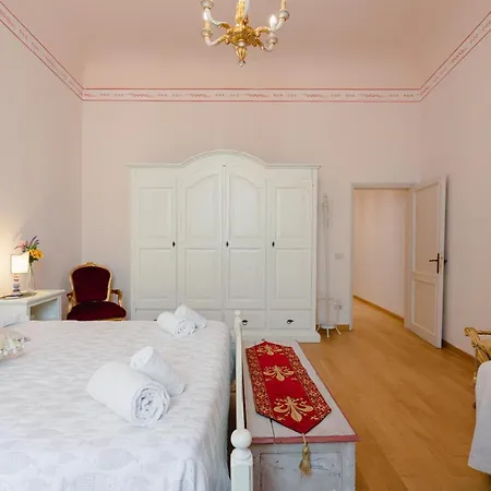 Ghibellina Elegant With 4 Bedrooms Apartment Florence