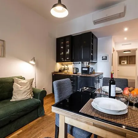 Wonderful Ponte Vecchio At A Breath. Apartment Florence