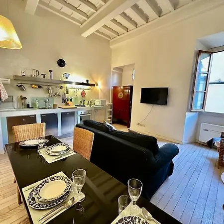Near Ponte Vecchio: Luxury Flat Apartment Florence