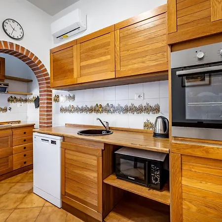 Yid Comfortable With Lift Apartment Florence