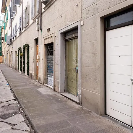 Tra Il Duomo E Il Teatro La Pergola