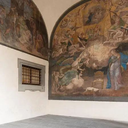 Tra Il Duomo E Il Teatro La Pergola * Florence