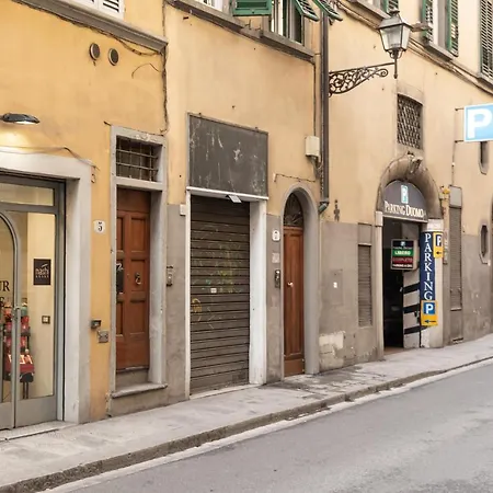 Tra Il Duomo E Il Teatro La Pergola Florence