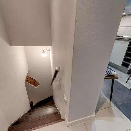 Tra Il Duomo E Il Teatro La Pergola