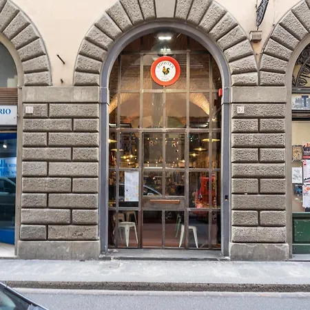 Tra Il Duomo E Il Teatro La Pergola * Florence
