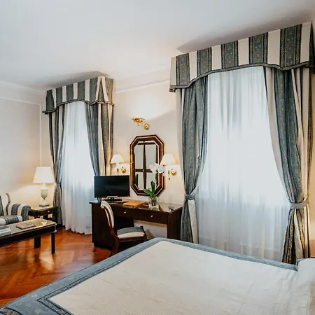 De La Ξενοδοχείο 4*