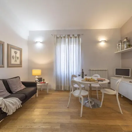 Bright Santa Croce Apartment *