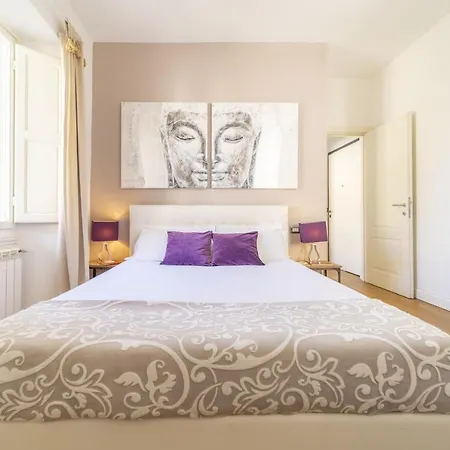 Bright Santa Croce Apartment