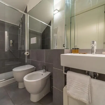 Bright Santa Croce Apartment