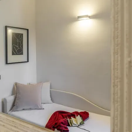 Bright Santa Croce Apartment Florence