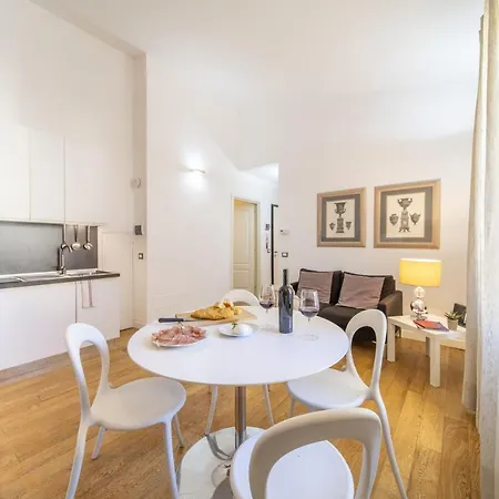 Bright Santa Croce Apartment