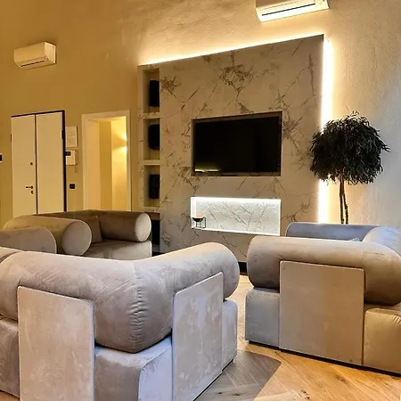 Renascentia In - Adults Only 2* Florencie