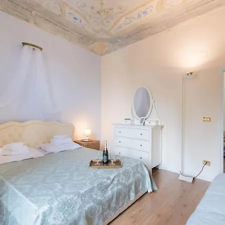 Apartment Borgognissanti 6