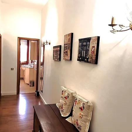 Apartment Away - Pape's Cozy Apartment, Near Airport - 14 Min From Center-10 Minutes Walk From The Baker Hughes Florence