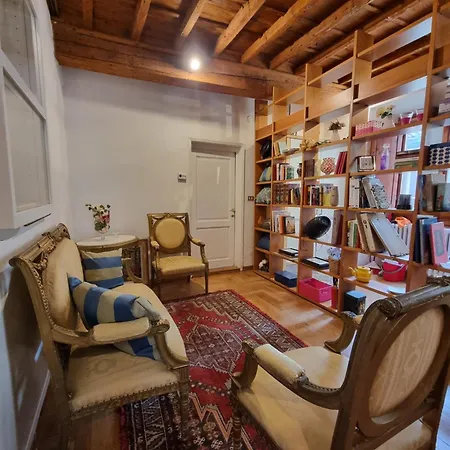 La Sede Dell'arte Monolocale E In Torre Medievale Vicino A Duomo E Piazza Signoria