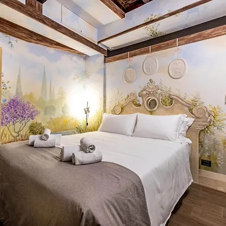Yid Luxury Near Ponte Vecchio Florence
