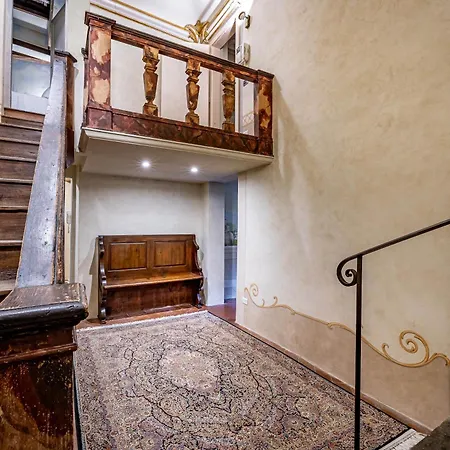 Yid Luxury Near Ponte Vecchio *
