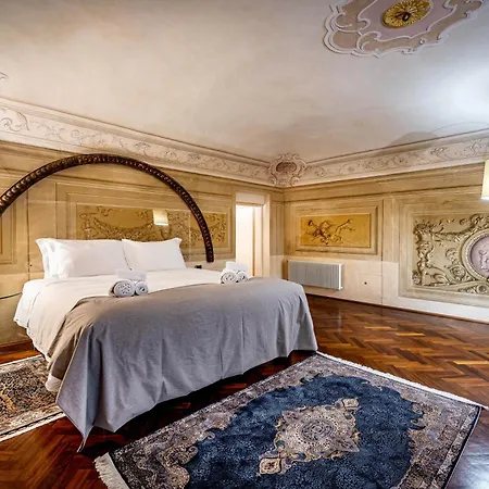 Yid Luxury Near Ponte Vecchio Florence