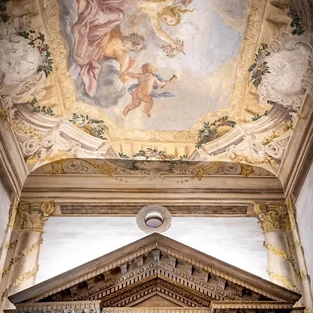 Yid Luxury Near Ponte Vecchio *